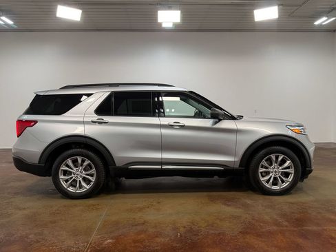 Used 2023 Ford Explorer XLT w/ Equipment Group 202A AWD/4WD image 23