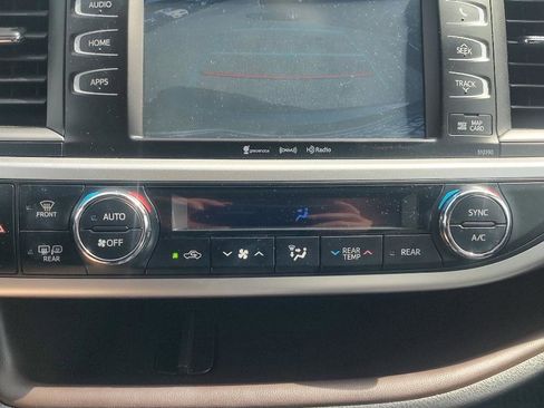 Used 2019 Toyota Highlander XLE AWD/4WD image 13