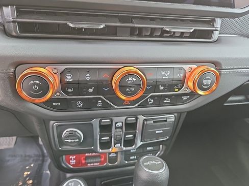 Used 2025 Jeep Gladiator Mojave w/ Safety Group image 31