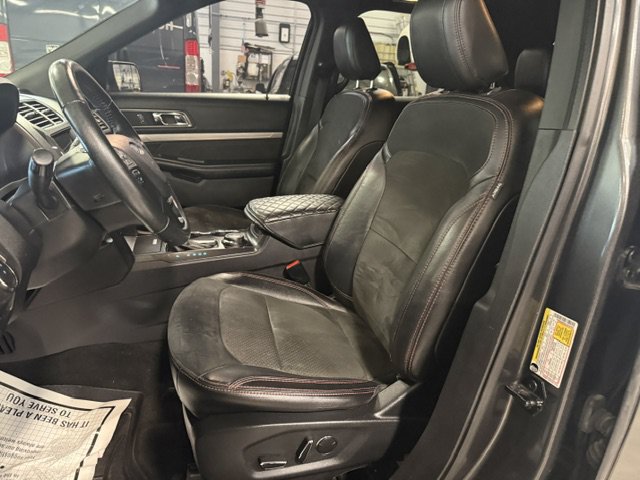 Used 2018 Ford Explorer XLT w/ XLT Appearance Package AWD/4WD image 40