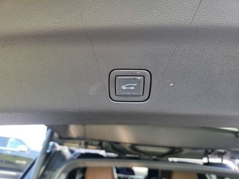 Used 2025 Chevrolet Suburban High Country AWD/4WD image 19