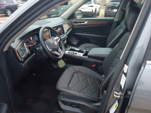 Used 2025 Volkswagen Atlas SE image 3