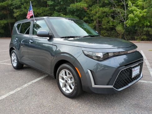 Used 2025 Kia Soul LX w/ LX Technology Package FWD image 2