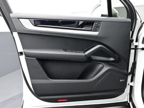 Certified 2025 Porsche Cayenne AWD/4WD image 7