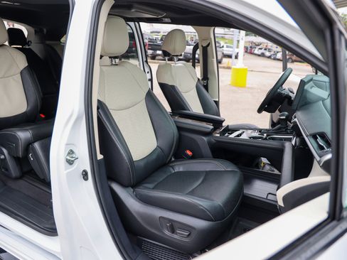 Used 2025 Toyota Sienna Platinum FWD image 49