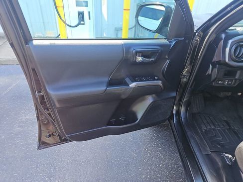 Used 2018 Toyota Tacoma TRD Sport AWD/4WD image 14