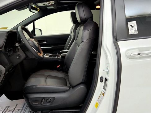 Used 2026 Toyota Sienna Platinum image 27