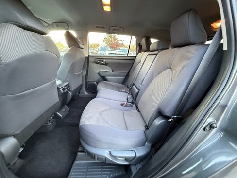 Used 2024 Toyota Highlander LE image 21
