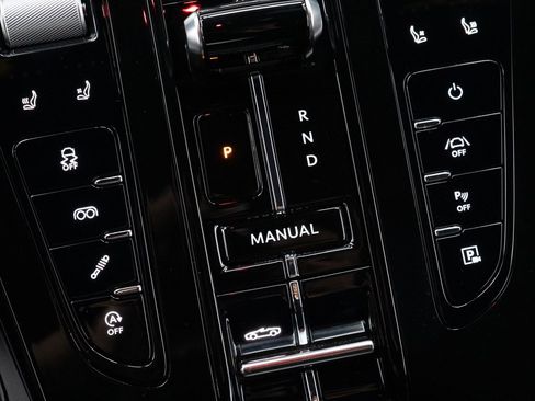 Used 2024 Aston Martin DB12 Convertible image 37