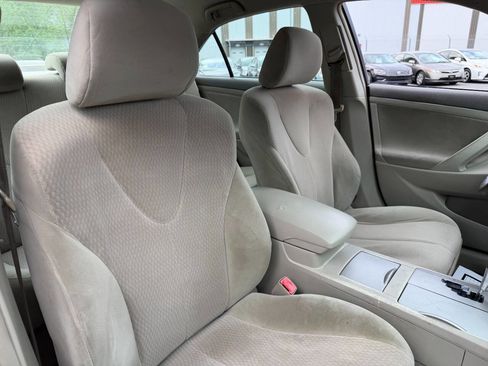 Used 2010 Toyota Camry LE FWD image 38