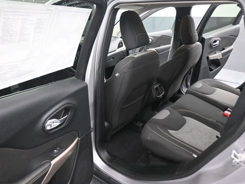 Used 2018 Jeep Cherokee Latitude w/ Safety Group image 41