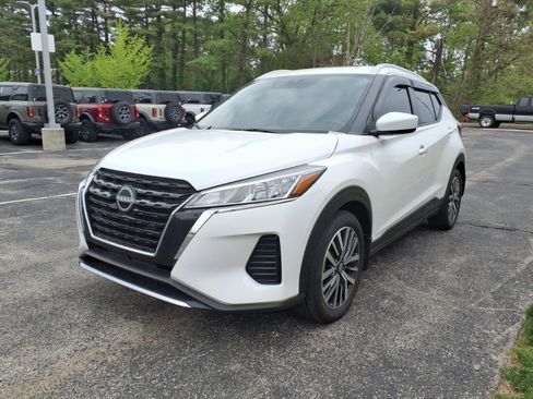 Used 2023 Nissan Kicks SV FWD image 4