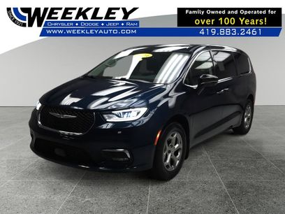 Used 2024 Chrysler Pacifica Limited w/ Uconnect Theater Family Group