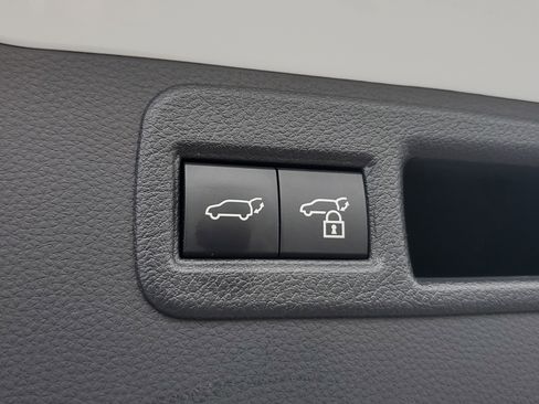 Certified 2023 Toyota Venza LE image 9