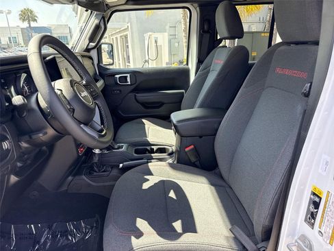 Used 2025 Jeep Wrangler Unlimited Rubicon AWD/4WD image 17