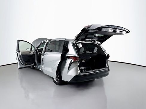 Used 2022 Toyota Sienna XLE image 26