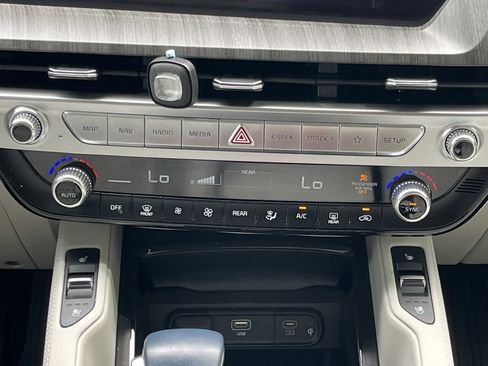 Used 2023 Kia Telluride EX w/ EX Captain's Chair Package image 5