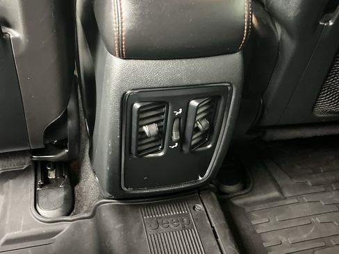 Used 2016 Jeep Grand Cherokee Laredo 75th Anniversary image 11