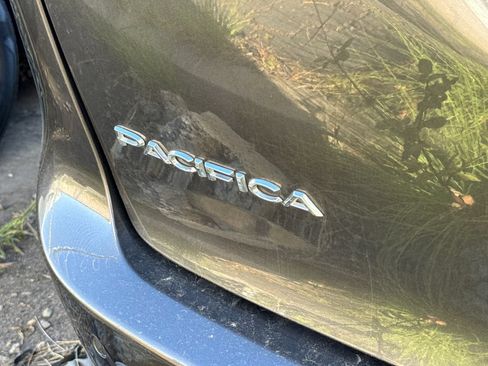 Used 2023 Chrysler Pacifica Touring-L FWD image 7