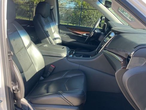 Used 2019 Cadillac Escalade ESV Luxury image 8