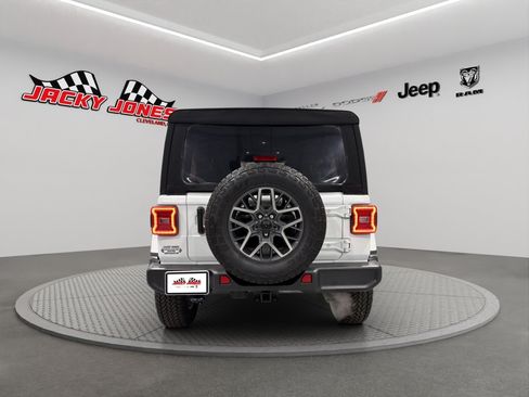 Used 2024 Jeep Wrangler Unlimited Sahara AWD/4WD image 7