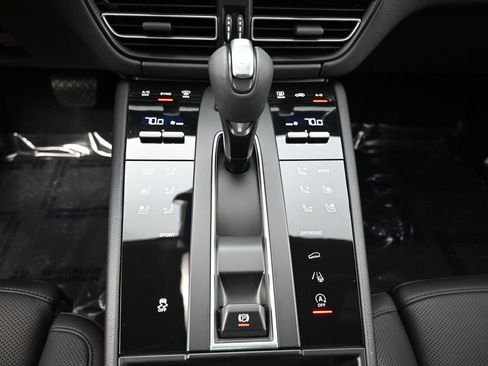 Used 2023 Porsche Macan image 20