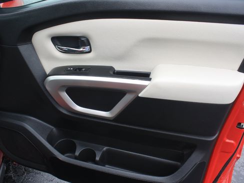 Used 2022 Nissan Titan SV w/ SV Convenience Package image 41