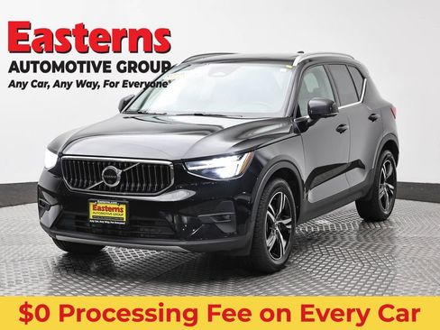 Used 2023 Volvo XC40 B5 Plus AWD/4WD image 1