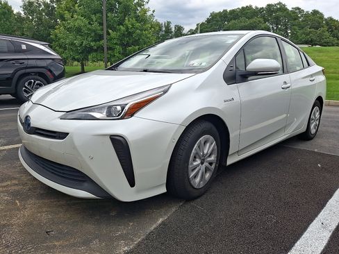 Used 2022 Toyota Prius LE FWD image 2