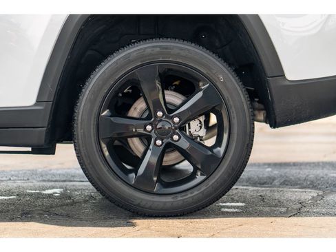 Used 2025 Jeep Grand Cherokee Altitude AWD/4WD image 5