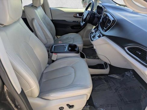Used 2019 Chrysler Pacifica Touring-L Plus FWD image 21