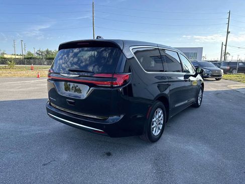 Used 2025 Chrysler Pacifica Select FWD image 7