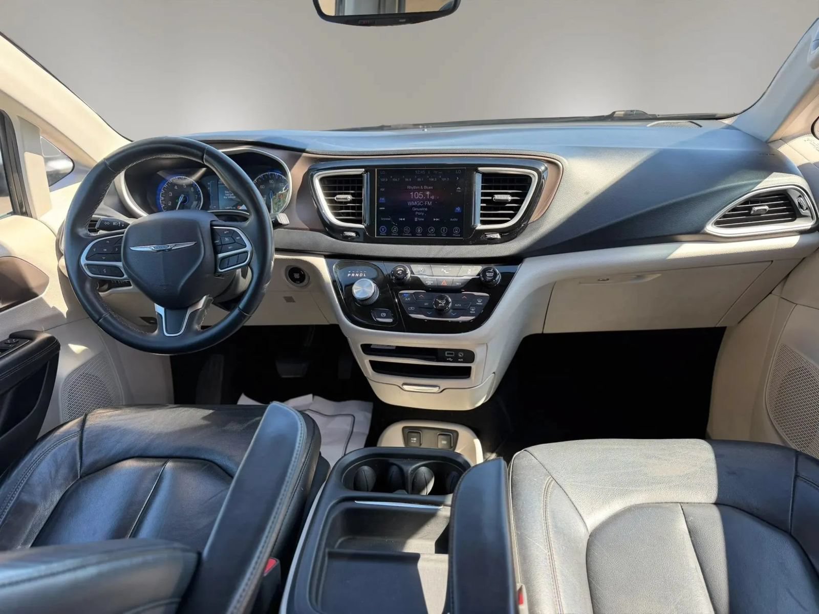 Used 2017 Chrysler Pacifica Touring-L w/ Tire & Wheel Group FWD image 11
