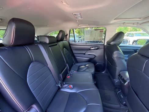 Used 2023 Toyota Highlander XLE AWD/4WD image 27