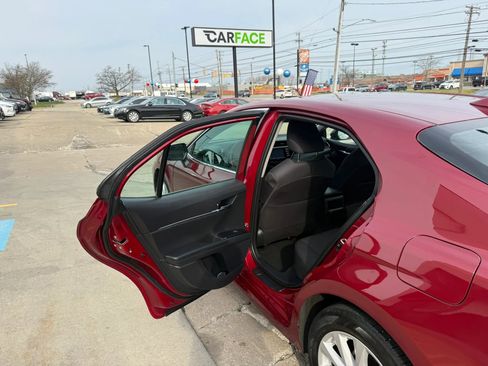 Used 2020 Toyota Camry LE image 19