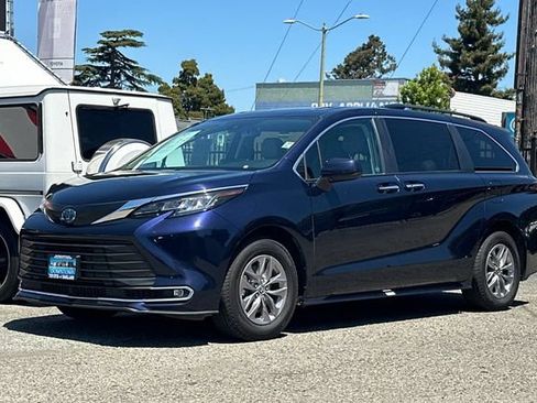 Used 2023 Toyota Sienna XLE FWD image 8