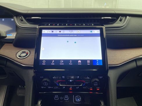 New 2025 Jeep Grand Cherokee Summit image 15