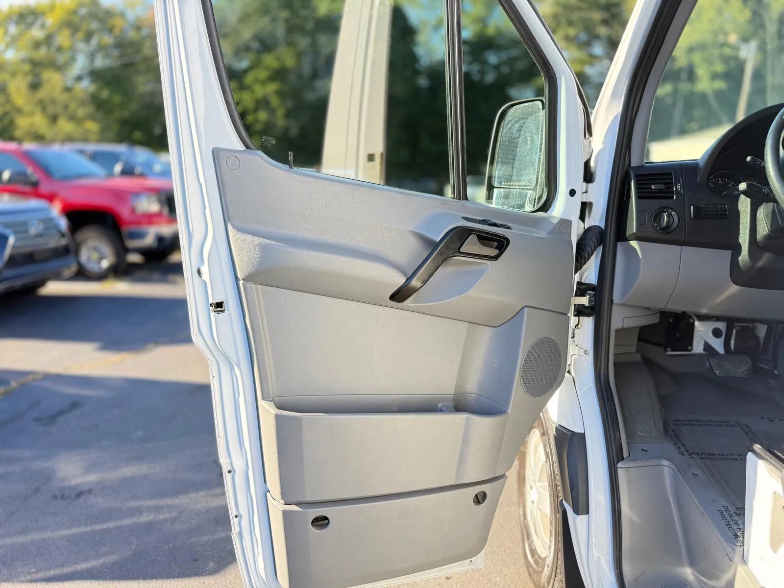 Used 2014 Mercedes-Benz Sprinter 2500 image 25