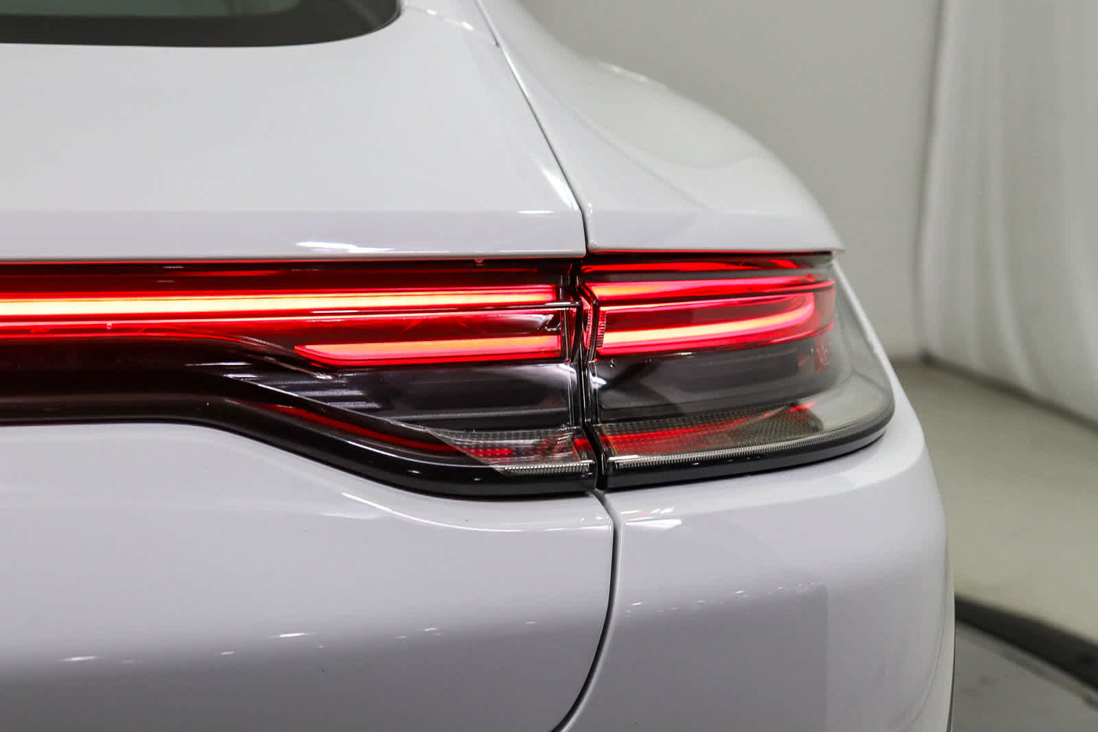 Used 2022 Porsche Panamera RWD image 12