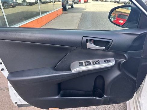Used 2014 Toyota Camry SE image 11