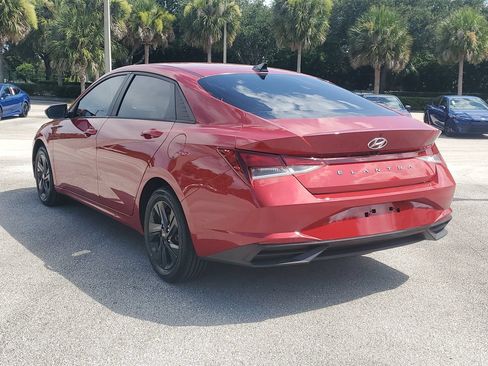 Used 2022 Hyundai Elantra SEL w/ Preferred Accessory Package FWD image 4