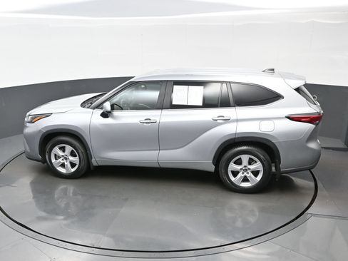 Used 2023 Toyota Highlander LE AWD/4WD image 35