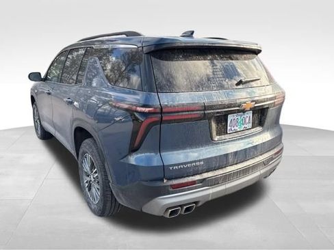 Used 2025 Chevrolet Traverse LT image 17