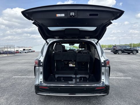 Used 2025 Toyota Sienna Platinum FWD image 21