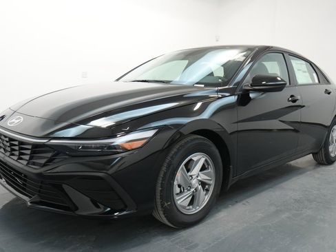 New 2026 Hyundai Elantra SE image 3