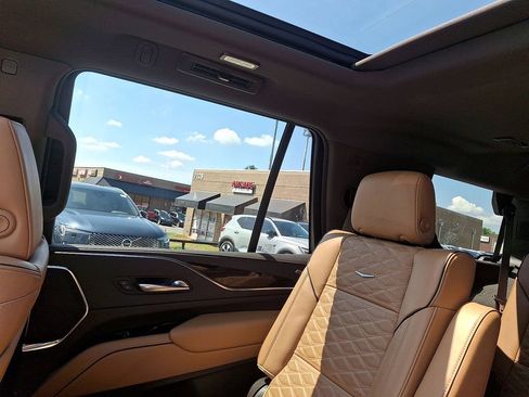 Used 2023 Cadillac Escalade Premium Luxury AWD/4WD image 12