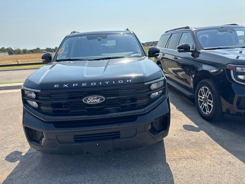 Used 2025 Ford Expedition Active AWD/4WD image 5