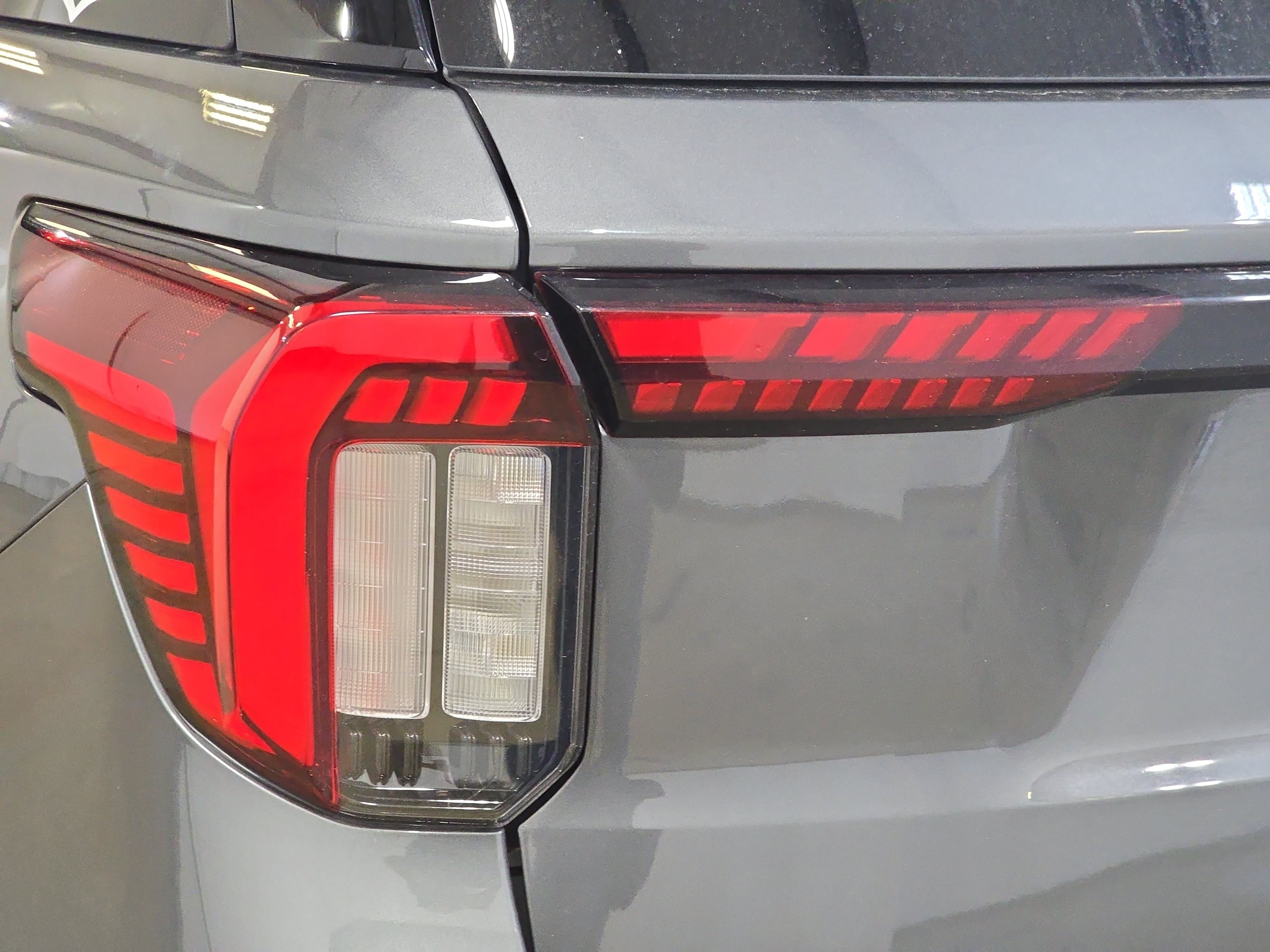 Used 2025 Ford Explorer Active w/ Active Comfort Package RWD image 30
