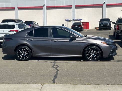 Certified 2023 Toyota Camry SE image 3