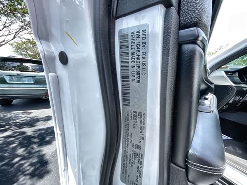 Used 2023 Jeep Grand Cherokee Altitude image 32